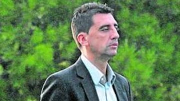 <b>NUEVO DIRECTOR DEPORTIVO. </b>Antonio Prieto, junto a Solana, presenciando un entrenamiento.