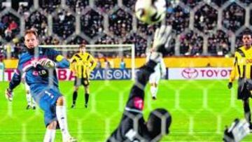 <b>GOLEADOR. </b>Rogerio Ceni, como se ve en la imagen, está acostumbrado a marca de falta o penalti.