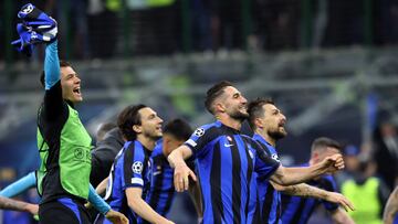 Soccer Football - Champions League - Semi Final - Second Leg - Inter Milan v AC Milan - San Siro, Milan, Italy - May 16, 2023 Inter Milan's Francesco Acerbi with teammates celebrate after the match REUTERS/Claudia Greco