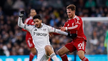 Soccer Football - Premier League - Fulham v Liverpool - Craven Cottage, London, Britain - January 4, 2026 Liverpool's Alexis Mac Allister in action with Fulham's Raul Jimenez Action Images via Reuters/Andrew Couldridge EDITORIAL USE ONLY. NO USE WITH UNAUTHORIZED AUDIO, VIDEO, DATA, FIXTURE LISTS, CLUB/LEAGUE LOGOS OR 'LIVE' SERVICES. ONLINE IN-MATCH USE LIMITED TO 120 IMAGES, NO VIDEO EMULATION. NO USE IN BETTING, GAMES OR SINGLE CLUB/LEAGUE/PLAYER PUBLICATIONS. PLEASE CONTACT YOUR ACCOUNT REPRESENTATIVE FOR FURTHER DETAILS..