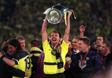 Champions League (Borussia 1997) y Campeón del Mundo con Alemania en 1990