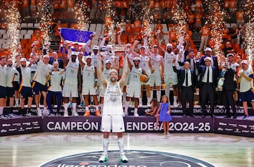Sergio Llull levanta el trofeo 38 de Liga en el palmars del Real Madrid.