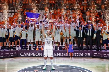 Sergio Llull levanta el trofeo 38 de Liga en el palmarés del Real Madrid.