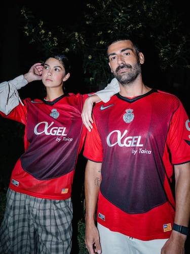 The shirt is inspired by a story set in the early 2000s, a vibrant period for RCD Mallorca when the team stood out for its competitive spirit and the talent of players such as Samuel Eto’o. According to accounts from football circles at the time, several Nike executives took notice of the team after seeing the energy it displayed on the pitch and traveled to the island with the idea of bringing the club under the brand. They even arrived with an exclusive design inspired by the Total 90 line, intended to reflect Mallorca’s identity at that moment.

Although that shirt was never produced, the club now revisits that story to pay tribute to its past and strengthen its connection to Mallorca’s identity and legacy.