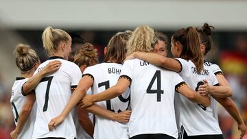 Klara Bühl celebra uno de sus goles a Suiza con sus compañeras de Alemania.