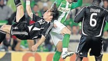 <b>MOTIVACIÓN SEVILLISTA</b>. Si todos los futbolistas del Madrid mostraron un alto nivel de compromiso, hubo dos que parecían especialmente motivados, lo que en algunos casos les hizo caer en la precipitación. Se trataba de Sergio Ramos y Reyes, sevillanos y ex sevillistas. Tanto el defensa como el delantero hicieron todo lo posible por destacar en un estadio que no olvida su pasado palangana.