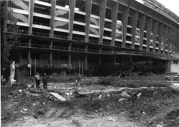 Obras en la fachada de la Calle Damián donde está situada la Esquina del Bernabéu. 

