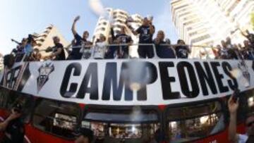 EUFORIA. Los jugadores del Albacete, en el bus descapotable.