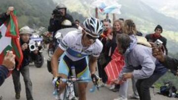 <b>EXHIBICIÓN Y LIDERATO.</b> Alberto Contador, corredor del Astana, dio un paso decisivo en la Vuelta al imponerse con autoridad y maestría en la etapa reina, disputada entre San Vicente de la Barquera y el Alto del Angliru.