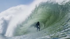 El surfista portugu&eacute;s Nic Von Rupp dentro de una ola en forma de tubo donde cabe un cami&oacute;n, en Portugal. 