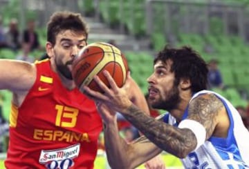 El pívot español Marc Gasol (i) lucha por el balón con el jugador griego Georgios Printezis durante el partido Grecia-España.