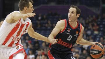 BEL004. Belgrado (Serbia). 23/11/17.- El jugador de Baskonia Marcelinho Huertas (dcha) en acción contra Nikola Radicevic del Red Star Belgrado durante el partido de Euroliga que ambos equipos disputaron en Belgrado (Serbia) hoy, jueves 23 de noviembre de 2017. EFE/Andrej Cukic