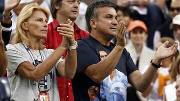 Srdjan y Dijana Djokovic aplauden tras la victoria de su hijo Nova Djokovi ante Roger Federer en el US Open 2010.