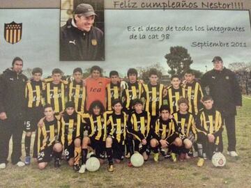 Este fue el regalo de la 'Generación del 98' a Néstor por su cumpleaños.