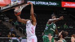 Edy Tavares, p&iacute;vot del Real Madrid, machaca el aro del Zalgiris Kaunas.