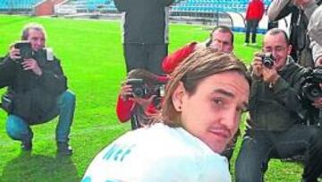 <b>DE ESTRENO. </b>Nef posa con su nueva elástica: la albiazul.