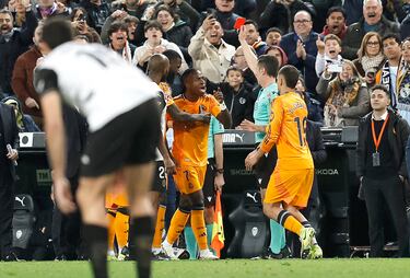 El jugador brasileño empuja a Dimitrievski, llaman al árbitro a revisar la jugada al VAR, y Soto Grado, tras visionar la acción, expulsa al 7 del Real Madrid.