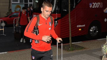 Griezmann, en la llegada del Atl&eacute;tico ayer a San Sebasti&aacute;n para medirse a la Real Sociedad. 