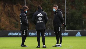 Óscar García conversa con sus ayudantes durante un entrenamiento del Celta en A Madroa.