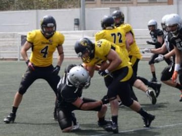 Sin Chris Debowski, lesionado, las carreras de H¨¦ctor Pertegaz llevaron el peso del ataque de Valencia Firebats, m¨¢s l¨ªder tras vencer a Dracs en Badalona (3-7).