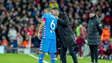 Simeone da instrucciones a Koke ante el Liverpool. 