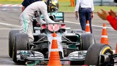 Rosberg abandona su monoplaza tras finalizar el GP de Hungr&iacute;a.