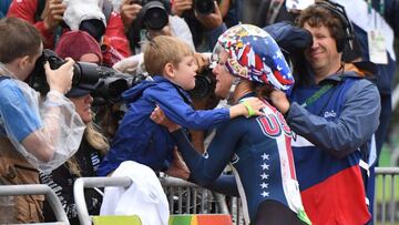 Kristin Armstrong, con su hijo tras ganar el oro.