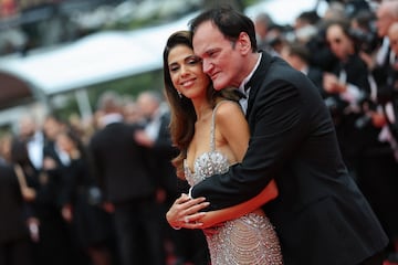 Quentin Tarantino y Daniella Pick posan juntos en la alfombra roja durante el desfile inaugural del primer día de la 78ª edición del festival de cine de Cannes.