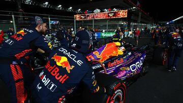 LAS VEGAS, NEVADA - NOVEMBER 18: Sergio Perez of Mexico and Oracle Red Bull Racing prepares to drive on the grid prior to the F1 Grand Prix of Las Vegas at Las Vegas Strip Circuit on November 18, 2023 in Las Vegas, Nevada. Mark Thompson/Getty Images/AFP (Photo by Mark Thompson / GETTY IMAGES NORTH AMERICA / Getty Images via AFP)