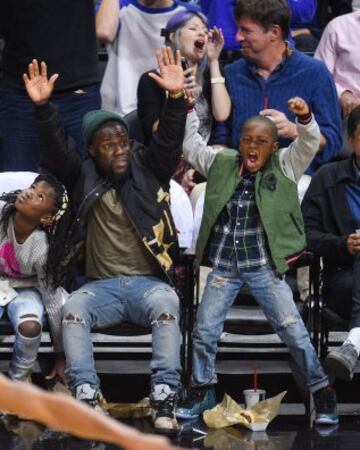 El actor Kevin Hart y su hijo Hendrix Hart en el partido Phoenix Suns-Los Angeles Clippers.