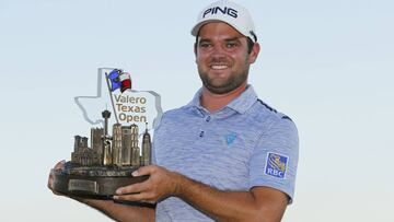 Corey Conners posa con el trofeo de campeón del Valero Texas Open en el TPC San Antonio Oaks Course de San Antonio, Texas.