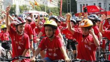 <b>LISTOS. </b>La salida de la Vuelta Júnior en la Plaza de Cibeles.