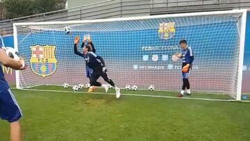 La espectacular atajada de Guzmán en el entrenamiento