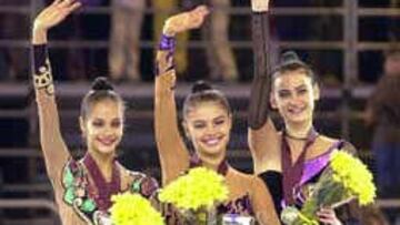 <b>SIN MEDALLAS.</b> Las dos gimnastas se quedan sus premios de campeona y subcampeona del mundo respectivamente.