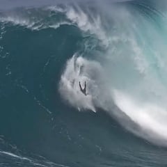 Centrifugado exprés a un surfista en una ola descomunal