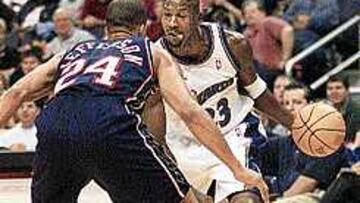 HA VUELTO. Michael Jordan se dispone a superar a un contrario durante su partido de pretemporada ante los Nets.