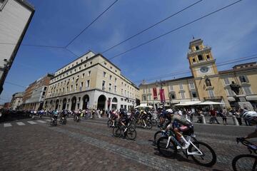 El pelotón durante la duodécima etapa del Giro de Italia 2022 con un recorrido de 204 kilómetros entre Parma y Génova.