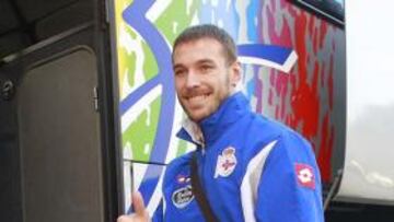 <b>LARGO VIAJE. </b>Xisco, feliz por su vuelta a pesar de las cuatro horas de bus entre Madrid y Huesca.