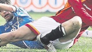 <b>ROTO. </b>Este es el momento en el que Vanigli, del Empoli, entra por detrás a Totti, que clava su pie izquierdo en la hierba y se rompe.
