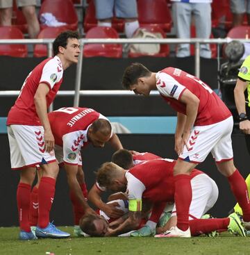 El centrocampista dan¨¦s del Inter de Mil¨¢n se desplom¨® y qued¨® inconsciente tras un salto durante el encuentro de la Eurocopa ante Finlandia. Los servicios m¨¦dicos actuaron durante varios minutos antes de ser sacado en camilla para ser trasladado al hospital.