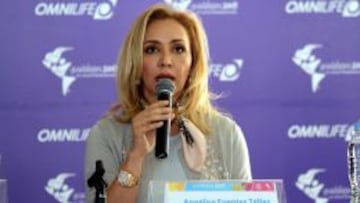 Angélica Fuentes en conferencia de prensa de Grupo Omnilife.