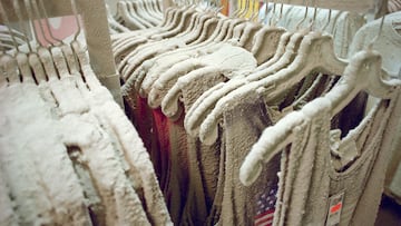 Las ventanas de la tienda Chelsea Jeans en Broadway y John St. volaron por los aires, cubriendo la ropa que se encontraba dentro de la tienda con partículas provenientes de las secuelas del ataque