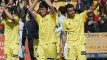 <b>FIESTA EN SANTO DOMINGO. </b>Quini y Carlos Martínez celebran una nueva victoria ante su público.