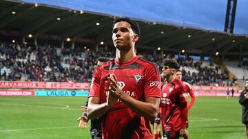 Etienne Eto'o, delantero del Mirandés, se despide de los aficionados que se dieron cita en León.