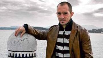 <b>MUNITIS Y EL RACING PUEDEN CORTAR LA CABEZA A ARCONADA.</b> Munitis, que posa para AS, encabeza el Racing de Muñiz ante un Almería en el que se podría estar jugando el puesto Gonzalo Arconada.