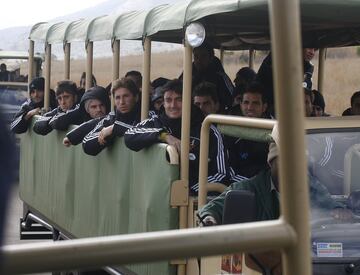 La derrota ante Suiza no alteró los planes previstos por el seleccionador, y así, los jugadores tuvieron una mañana libre. La mayoría se fue a visitar un safari cercano a la residencia española (muchos ya lo habían hecho en la Copa Confederaciones de 2009, en la imagen, y decidieron repetir), otros se quedaron descansando, mientras que la Prensa tenía jornada de puertas abiertas para conocer las instalaciones donde cohabitaban los jugadores de la Selección.