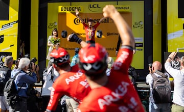 El corredor del equipo Arkea Team, Kévin Vauquelin, celebrando la victoria desde el podio.