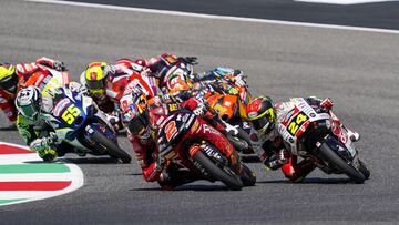 Rodrigo tirando del pelot&oacute;n de Moto3.