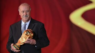 Spain's coach Vicente del Bosque holds the World Cup trophy won by Spain in the South Africa 2010 FIFA tournament during the final draw of the Brazil 2014 FIFA World Cup, in Costa do Sauipe, Bahia state, Brazil, on December 6, 2013. Thirty-two teams will learn their World Cup fate when the draw for Brazil's problem-plagued 2014 showpiece takes place today.     AFP PHOTO / NELSON ALMEIDA        (Photo credit should read NELSON ALMEIDA/AFP/Getty Images) ESPAÑA SELECCION ESPAÑOLA TROFEO COPA DEL MUNDO MUNDIAL