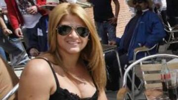 <b>¡Viva el Albacete, ya llegó el verano!</b> Pelea duro el viejo Alba por volver a los grandes tiempos del Queso Mecánico y lo conseguirá: su afición, de momento, está como eso, como un queso. Manchego. Claro que la moza nos inquieta: si va al fútbol con ese terno a mitad de abril, ¿cómo irá a los torneos de verano? En fin: felicidades...